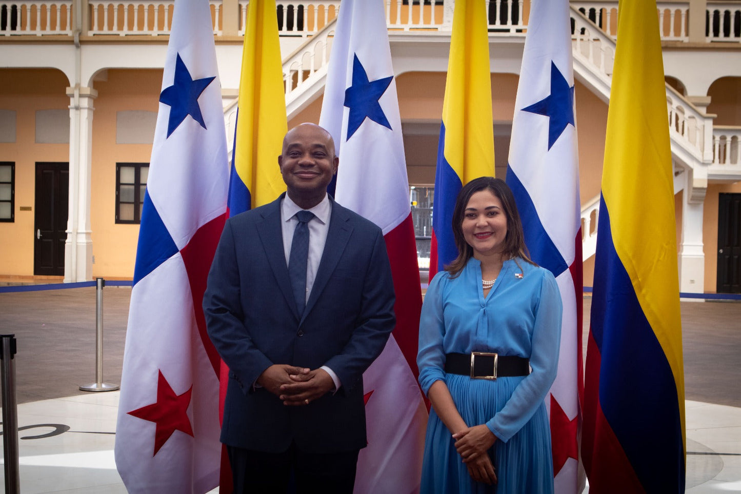 Set de (2) dos Banderas Protocolares para uso Interior en Satín