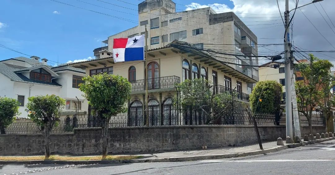 Set de Cuatro (4) Banderas Panameñas para uso Exterior e Interior